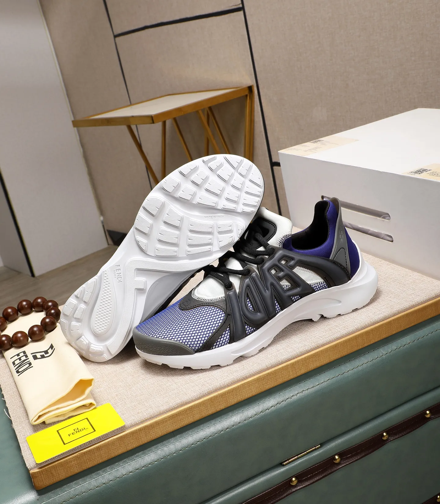 Men's Men's Shoes 💰800 Fendi Fendi's latest Tag series of men's casual mesh sports running shoes, originally purchased and developed, this Tag sneaker is a one-leg sneaker, made of black high-tech mesh material with gray neoprene details. Oversized FENDI lettering on the side and translucent rubber details. Light and flexible rubber running shoe soles, beautifully packaged at the delivery counter, customized breathable lining, original molded foam rubber outsole, sole thickness: 3.5CM! Size: 40-44 (customized at 39.45.46)